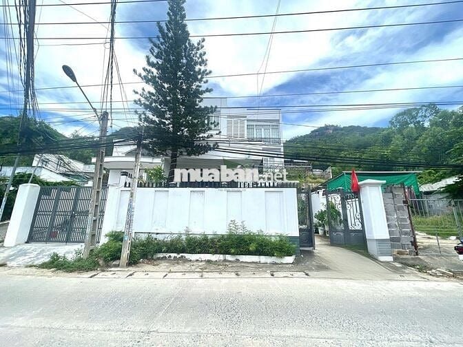 CHO THUÊ NHÀ SÂN VƯỜN 3 TẦNG FULL NỘI THẤT KHU BẮC NHA TRANG