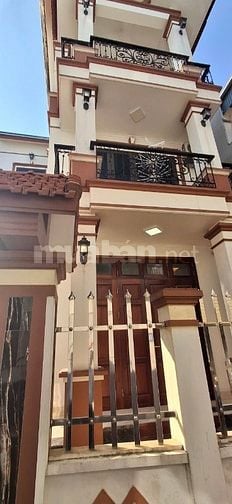 NHÀ BÁC HÀNG XÓM CẦN BÁN – DT 111M² – NHÀ TỰ XÂY 3 TẦNG SIÊU CHẮC CHẮN