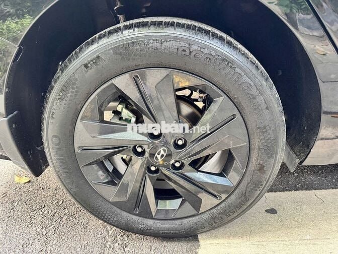 Hyundai Elantra 1.6 đặc biệt 2024