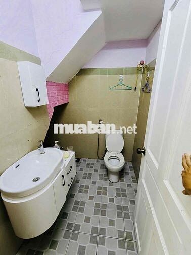 NHÀ CHO THUÊ HẺM 20// MỄ CỐC PHƯỜNG 15 QUẬN 8