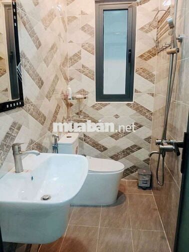 Cho thuê nhà full nội thất 5 x 15 có 3 lầu 4pn 5wc sân thượng