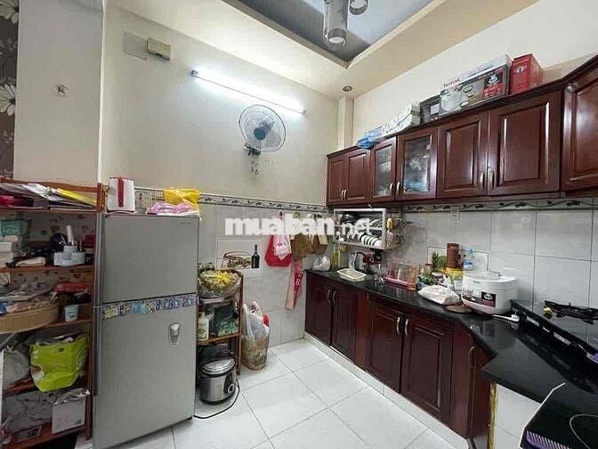 Cần bán nhà 3 tầng, 4x10m, hẻm 5m khu siêu thị Emart, 4 phòng, 4.xx tỷ