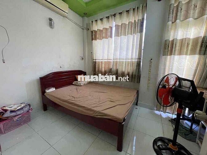 Cần bán nhà 3 tầng, 4x10m, hẻm 5m khu siêu thị Emart, 4 phòng, 4.xx tỷ