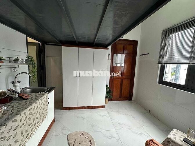 Phòng tông trắng 3tr6-4tr siêu thoáng ngay công viên Làng Hoa