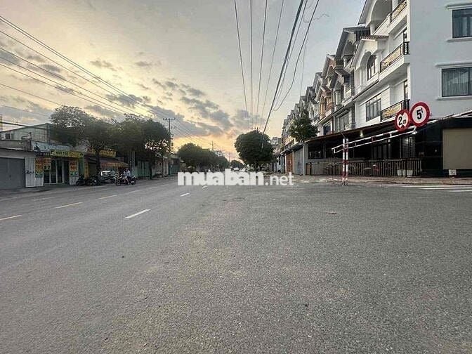 bán đất mặt tiền gần làng đại học quốc gia  đông hoà dt 161m2