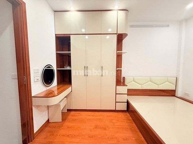 Cần bán căn nhà phố Đội Cấn. SĐ riêng 22m2x7 tầng, cách phố 20m. 5,9ty