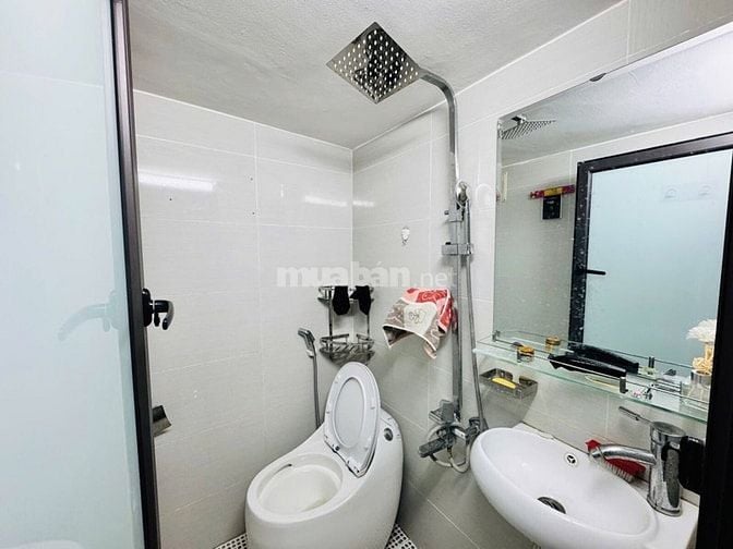 Cần bán căn nhà phố Đội Cấn. SĐ riêng 22m2x7 tầng, cách phố 20m. 5,9ty