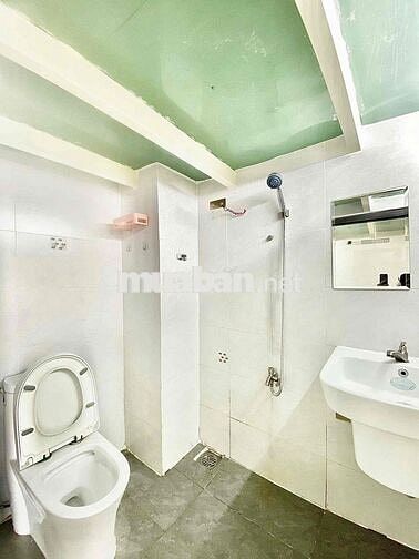 PHÒNG GÁC CAO BAN CÔNG VIEW THÀNH PHỐ MỚI XÂY - CÓ THANG MÁY