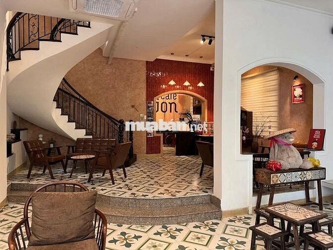 CHO THUÊ NHÀ PHONG CÁCH VINTAGE SÂN VƯỜN NGAY TRUNG TÂM QUẬN 1