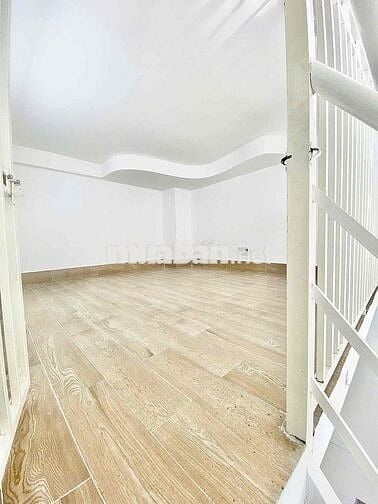 PHÒNG GÁC CAO BAN CÔNG VIEW THÀNH PHỐ MỚI XÂY - CÓ THANG MÁY