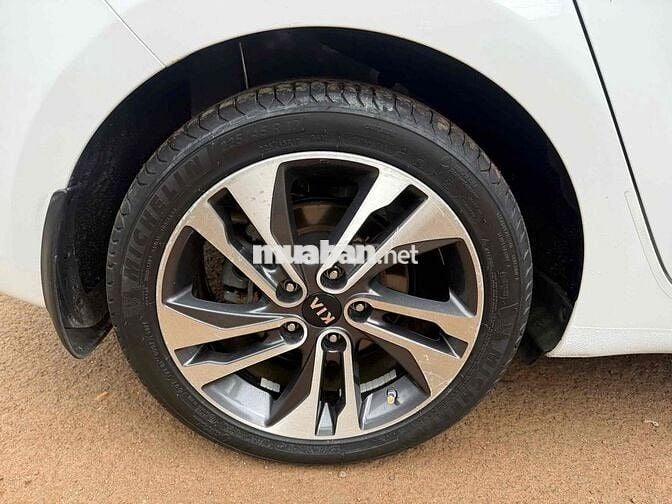 Kia Rondo 2018 Số sàn màu Trắng