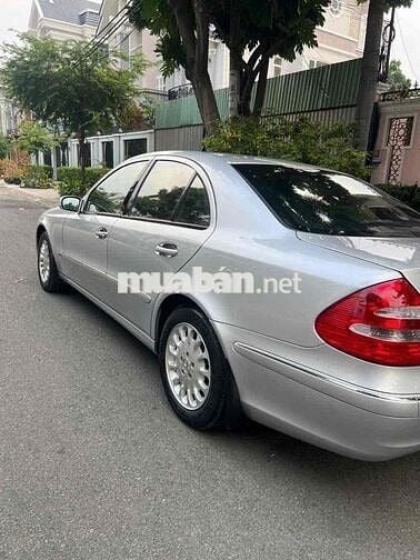 Mercedes-Benz E200 Bạc 5 chỗ