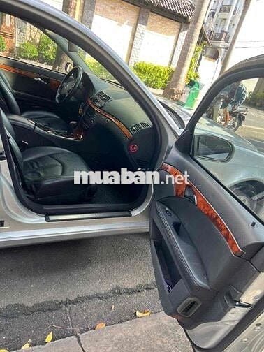 Mercedes-Benz E200 Bạc 5 chỗ