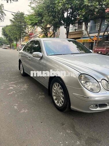 Mercedes-Benz E200 Bạc 5 chỗ