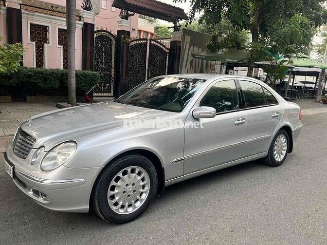 Mercedes-Benz E200 Bạc 5 chỗ