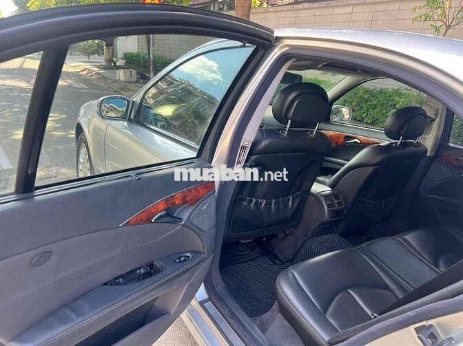 Mercedes-Benz E200 Bạc 5 chỗ
