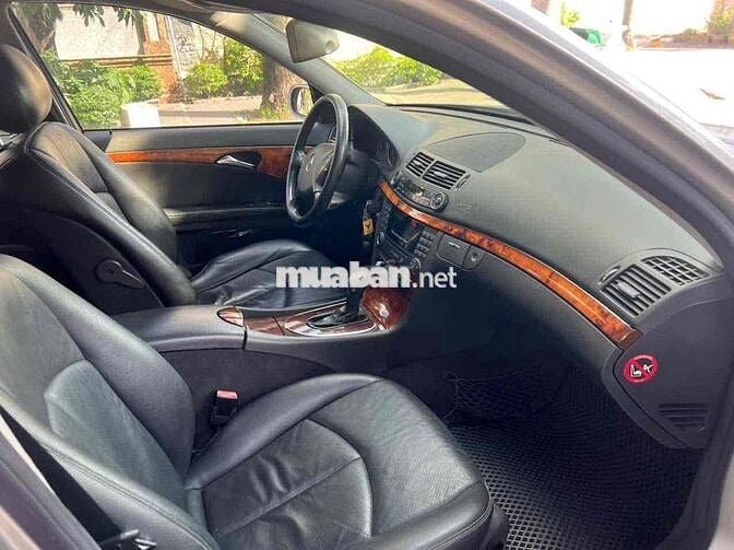 Mercedes-Benz E200 Bạc 5 chỗ
