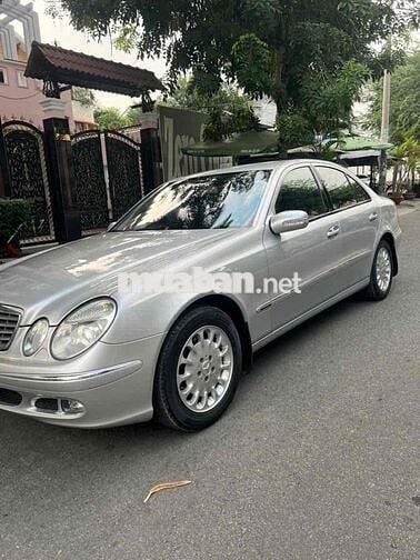 Mercedes-Benz E200 Bạc 5 chỗ