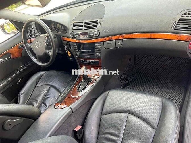 Mercedes-Benz E200 Bạc 5 chỗ
