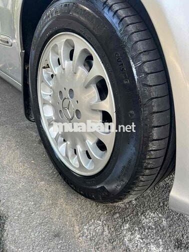 Mercedes-Benz E200 Bạc 5 chỗ