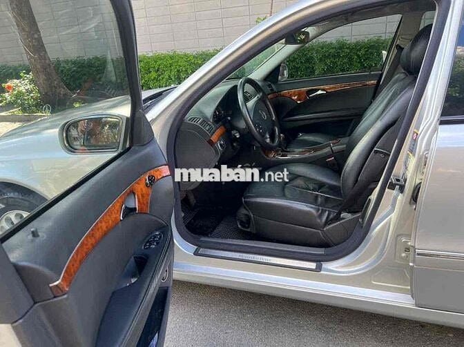 Mercedes-Benz E200 Bạc 5 chỗ