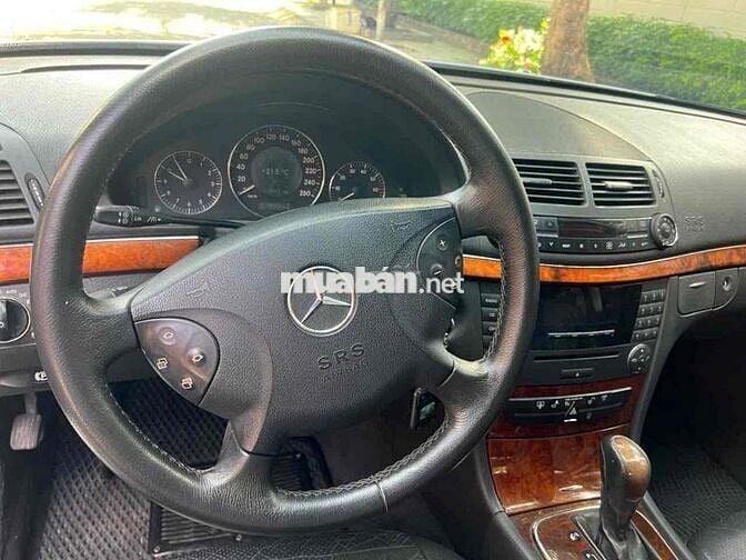 Mercedes-Benz E200 Bạc 5 chỗ