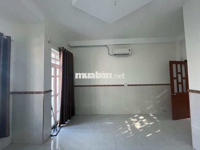 LÊ THỊ HOA PHÒNG BANCOL LẦU 1 MÁY LẠNH PHÒNG MỚI XÂY THOÁNG MÁT SẠCH