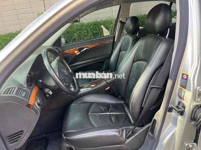 Mercedes-Benz E200 Bạc 5 chỗ