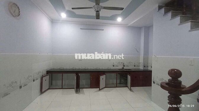 Nhà nguyên căn 2pn, 2wc, sân xe máy, ban công