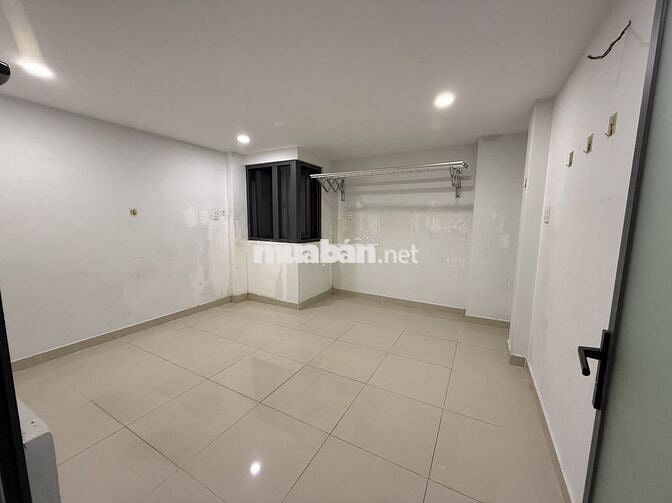 Cho thuê nhà kinh doanh, cách chợ Thuốc tây Nguyễn Giảng Thanh 100m.