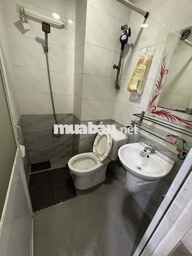 Cho thuê nhà kinh doanh, cách chợ Thuốc tây Nguyễn Giảng Thanh 100m.