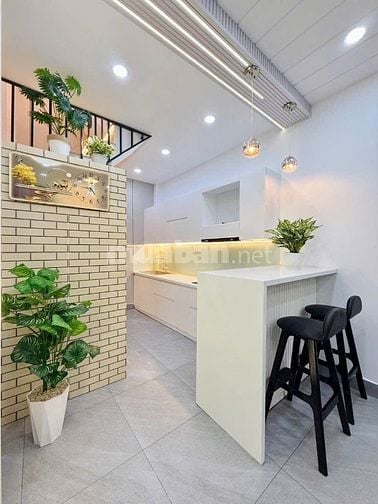 Cô 4 cần bán gấp nhà 67,9m2 căn 2tỷ350triệu Nguyễn Tri Phương P.5 Q10