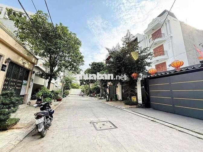 cần bán nhà 1 tr 3 lầu đường 11 m có vỉa hè