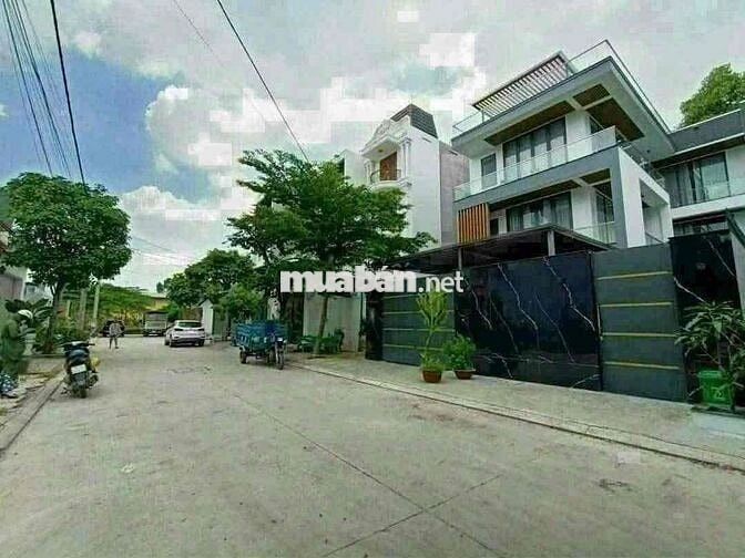 cần bán nhà 1 tr 3 lầu đường 11 m có vỉa hè