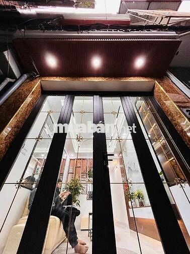 Bán nhà gần hồ Quan Nhân, 33m2, giá 8.95 tỷ, 4PN, khe thoáng sau