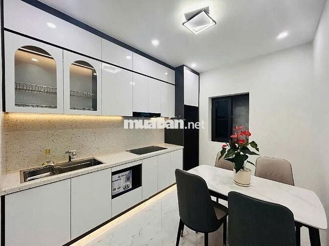 Bán nhà gần hồ Quan Nhân, 33m2, giá 8.95 tỷ, 4PN, khe thoáng sau