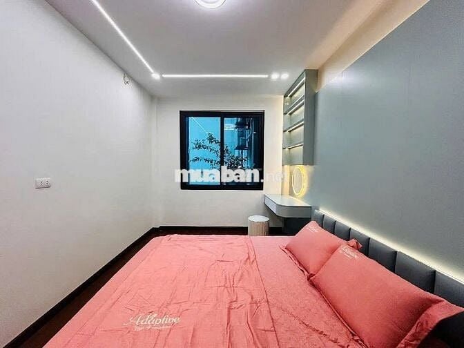 Bán nhà gần hồ Quan Nhân, 33m2, giá 8.95 tỷ, 4PN, khe thoáng sau