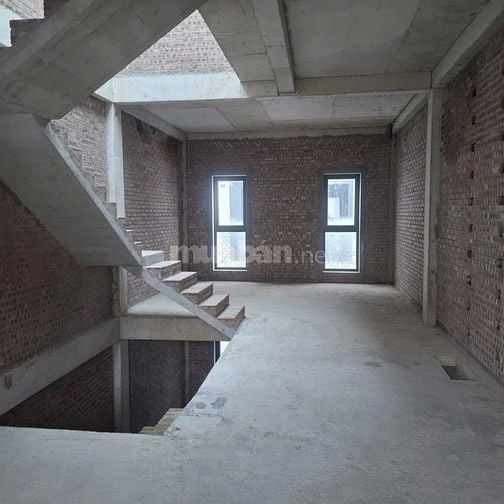 HOÀI ĐỨC, BÁN NHÀ LIỀN KỀ, PHÂN LÔ, Ô TÔ, VỈA HÈ, 5 T HOÀN THIỆN NGOÀI