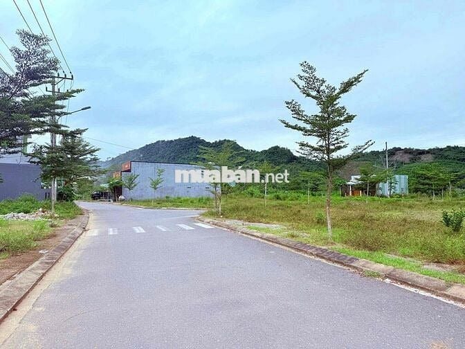 bán lô đường quy hoạch 5,5m trung tâm thị trấn