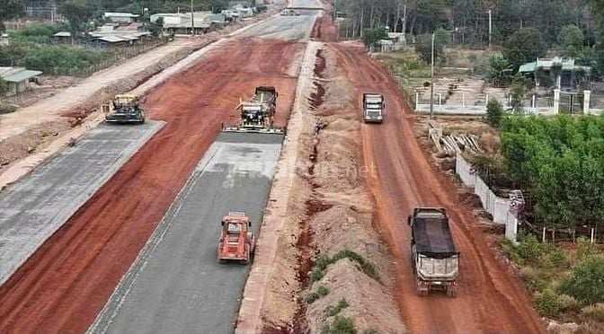 Cần bán gấp nền đất 215m² mặt tiền đường nhựa, dân cư đông đúc