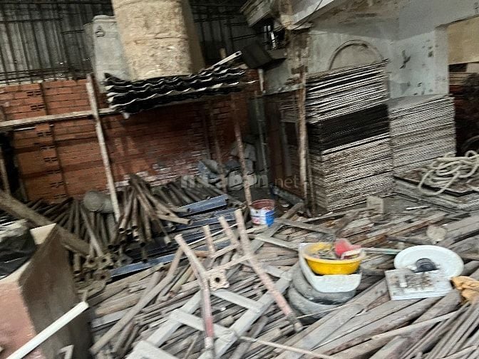 Thành lý kho thiết bị xây dựng