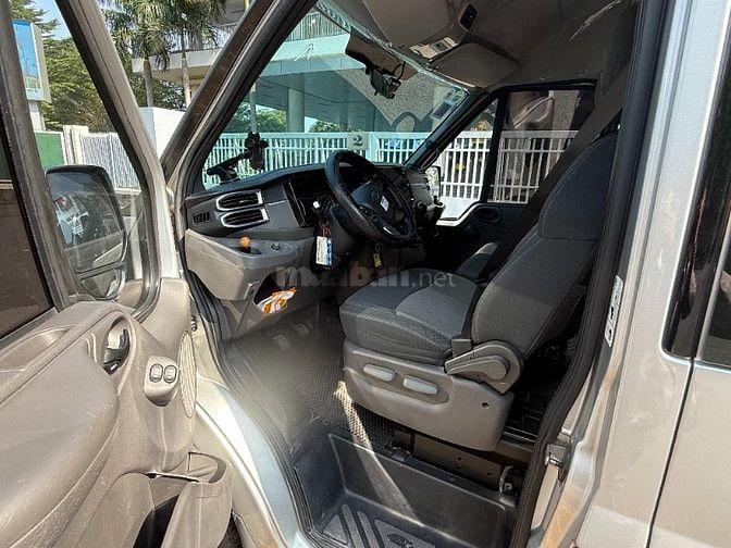 Cần bán FORD TRANSIT 16 CHỖ sản xuất: 2023 máy dầu Màu Bac xe đẹp...