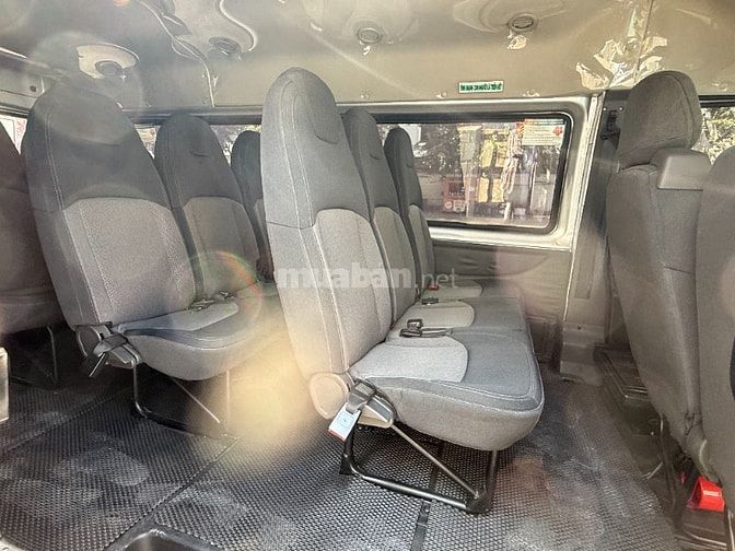 Cần bán FORD TRANSIT 16 CHỖ sản xuất: 2023 máy dầu Màu Bac xe đẹp...