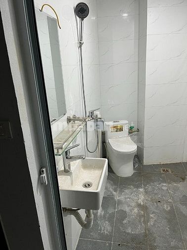 CHO THUÊ CĂN HỘ TẦNG 3 NHÀ MẶT ĐƯỜNG CÓ THANG MÁY, GẦN TRƯỜNG HỌC, CHỢ