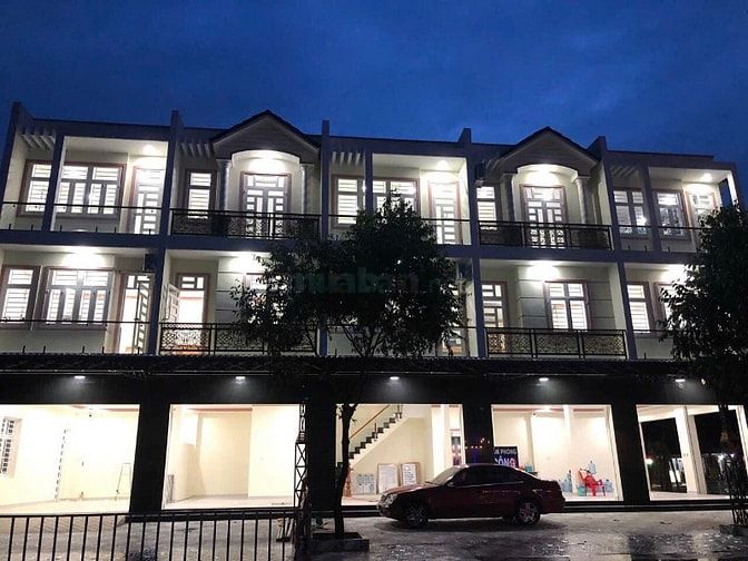 Nhượng lại nhà 3 lầu lô góc 2 mặt tiền đang cho thuê phường Bến Cát,  