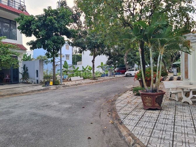 Bán căn nhà vị trí đẹp góc 2 mặt tiền, đường 12m, KDC Hưng Phú Quận 9