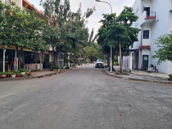Bán căn nhà vị trí đẹp góc 2 mặt tiền, đường 12m, KDC Hưng Phú Quận 9