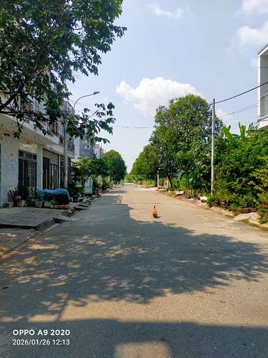 Nhà mặt tiền KDC Đặng Huỳnh, 5x16m, 1 Lầu đúc, 4 p, sổ hồng riêng.