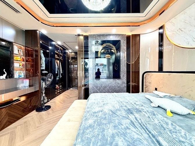 LÒ ĐÚC - CỰC PHẨM LÔ GÓC - 8 TẦNG THANG MÁY - 1 NHÀ RA PHỐ