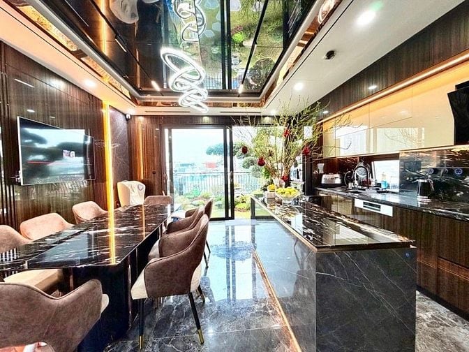 LÒ ĐÚC - CỰC PHẨM LÔ GÓC - 8 TẦNG THANG MÁY - 1 NHÀ RA PHỐ